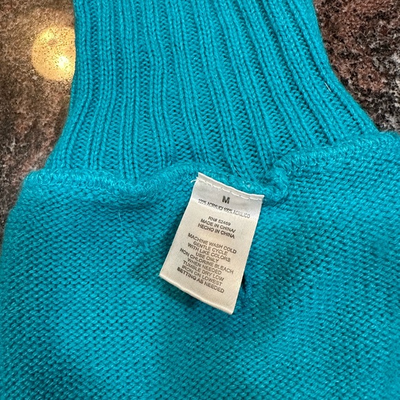 Teal colored dog sweater size M - Picture 4 of 5